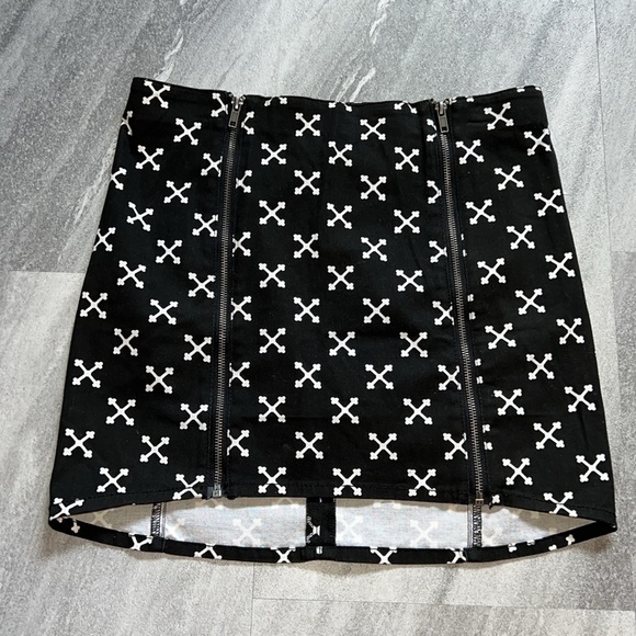 H&M black & white tribal mini skirt size 10 stretchy X pattern - Picture 1 of 8